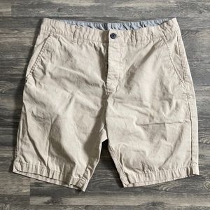 Men’s DIVIDED khaki shorts